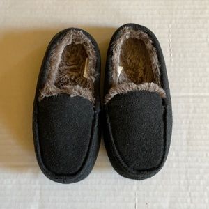 Boys Fluffy Slippers Size M (2-3)